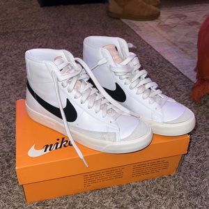 Nike Women's Blazer Mid 77 Shoes